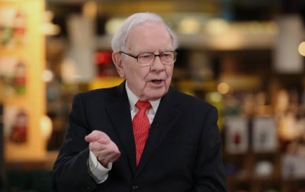 Tỷ phú Warren Buffett rời ghế Chủ tịch Berkshire Hathaway, con trai Howard chính thức kế nhiệm