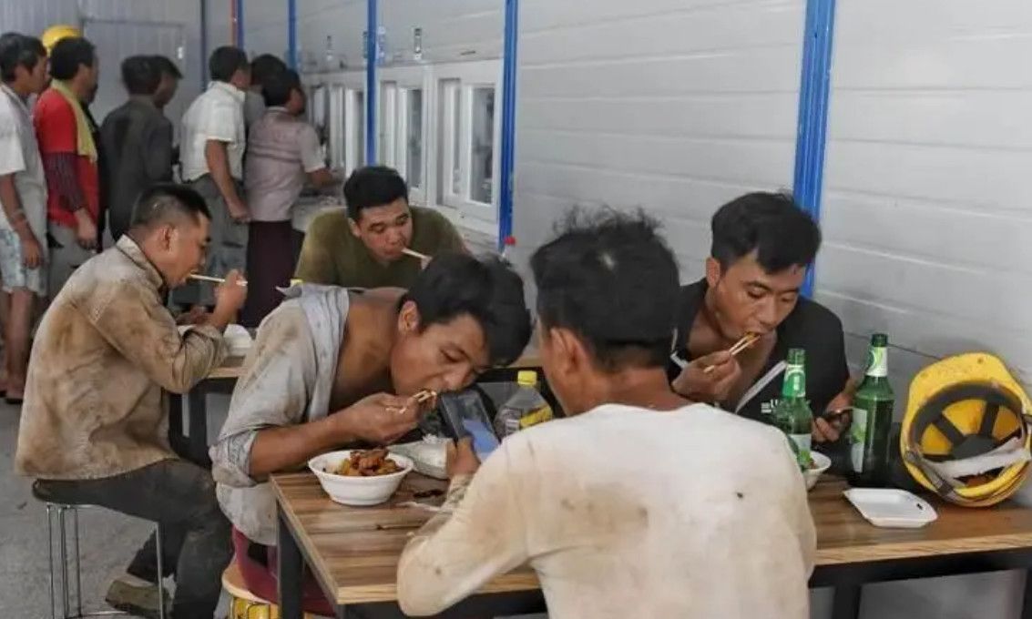 Vì sao nhiều người dân Trung Quốc cảm thấy ngày càng nghèo đi dù thu nhập vẫn tăng?