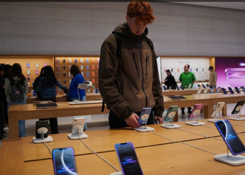 Cổ phiếu AI lao dốc, Apple nổi lên như nơi trú ẩn của Phố Wall: Vốn hóa vượt 5.000 tỷ USD