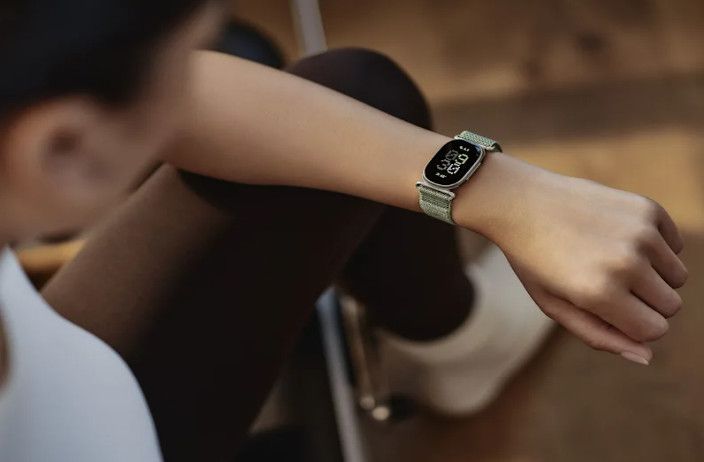 Google ra mắt Fitbit Edge giá 180 USD: Vòng đeo sức khỏe mới tích hợp AI Gemini, pin một tuần