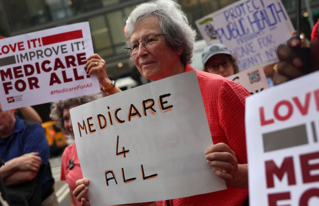 Ông Trump đề xuất chi 90 USD cho hơn 20 triệu người hưởng Medicare: Tiền sẽ đến tay ai?