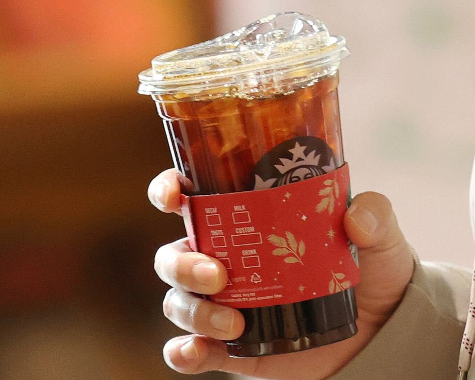 Uống 2–3 tách cà phê mỗi ngày có thể liên quan đến nguy cơ sa sút trí tuệ thấp hơn, nhưng decaf thì sao?
